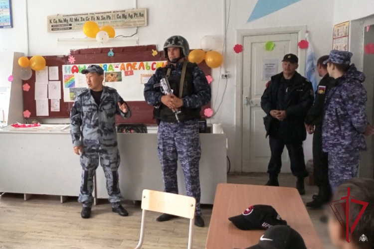 В Бурятии росгвардейцы провели урок мужества для школьников