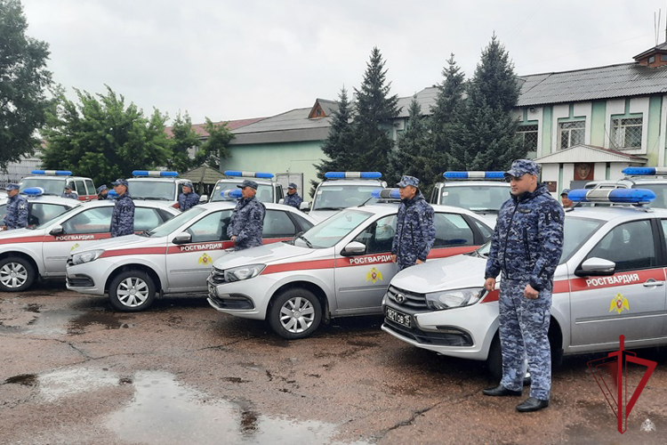 В Бурятии росгвардейцам вручили ключи от новых служебных автомобилей 