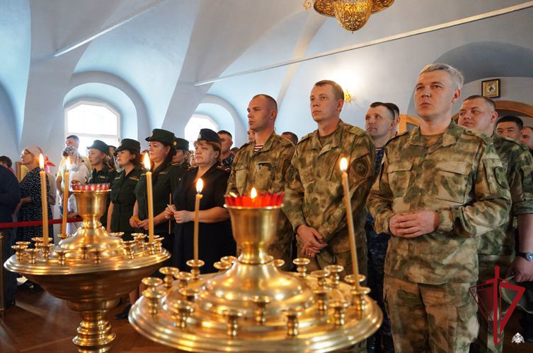 В Улан-Удэ росгвардейцы приняли участие во Всероссийском молебне о Победе