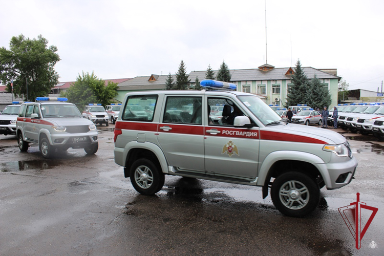 В Бурятии росгвардейцам вручили ключи от новых служебных автомобилей 
