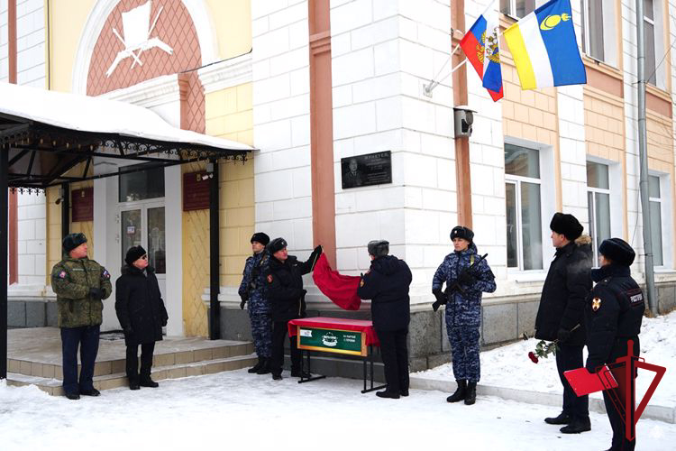В Улан-Удэ открыли мемориальную доску погибшему сотруднику вневедомственной охраны