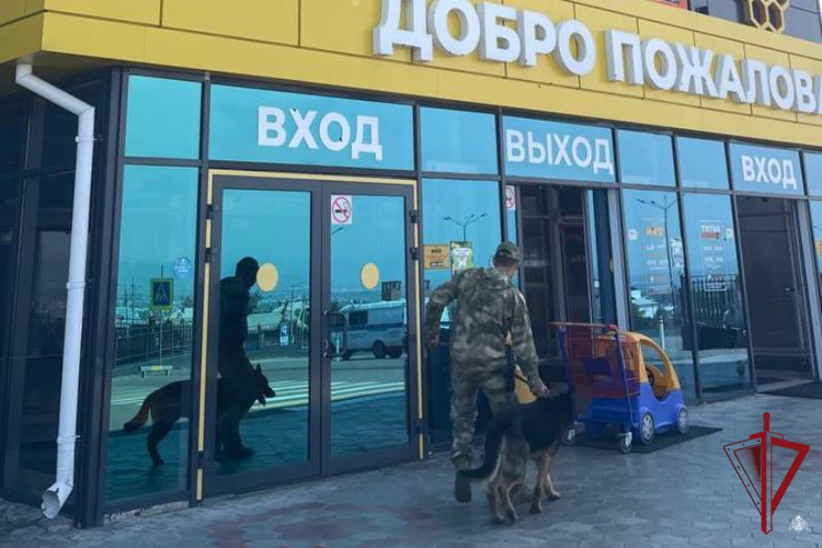 Взрывотехники Росгвардии обследовали торгово-развлекательный центр в Улан-Удэ