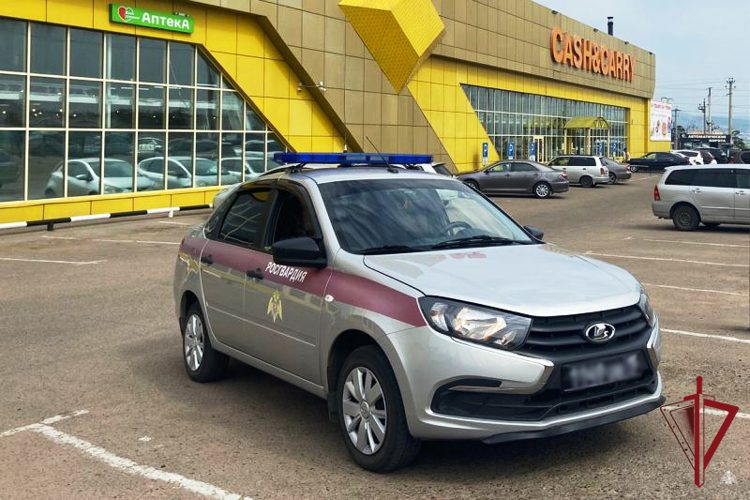 В Улан-Удэ росгвардейцы задержали правонарушителя в супермаркете