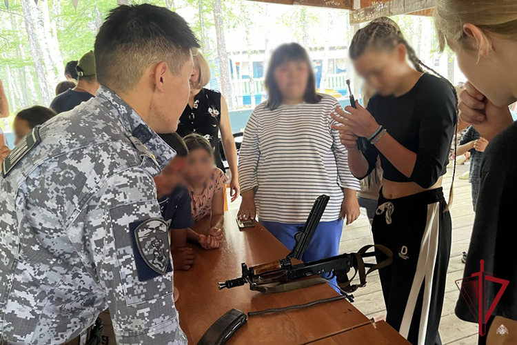 Сотрудники Росгвардии провели патриотический урок в летнем лагере «Восход»
