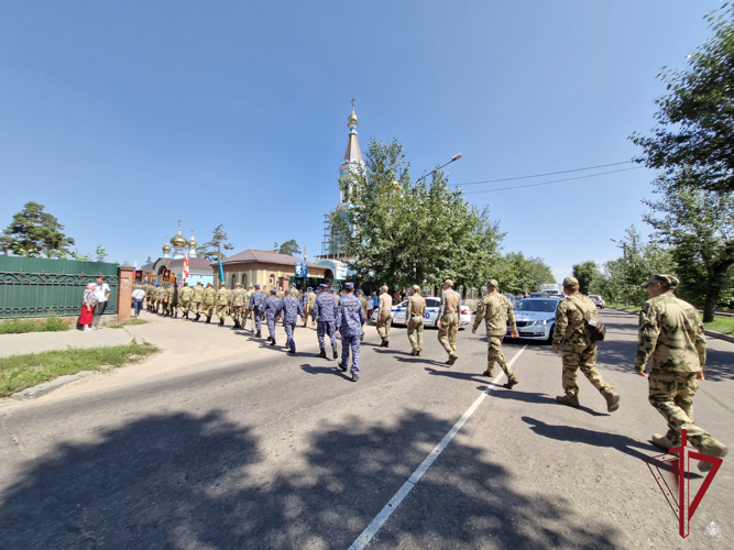 В Улан-Удэ росгвардейцы приняли участие в крестном ходе