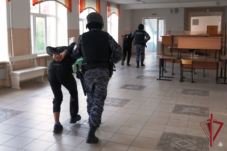 Сотрудники Росгвардии в Бурятии приняли участие во Всероссийских учениях по безопасности в образовательных организациях