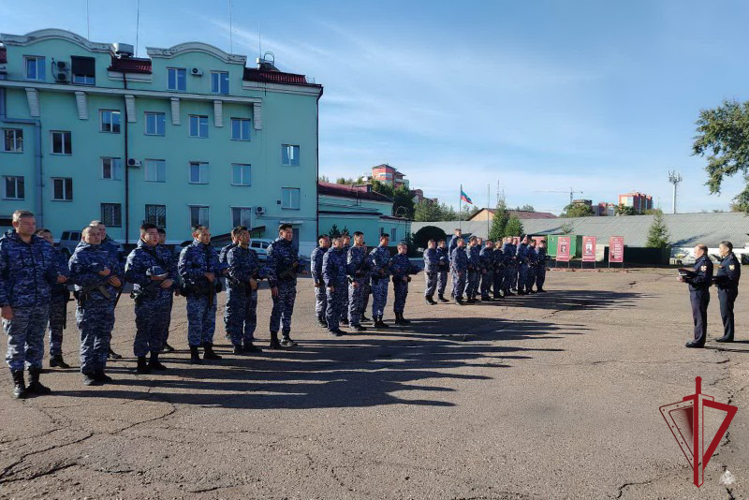 Сотрудники Росгвардии почтили память погибшего коллеги в Улан-Удэ 