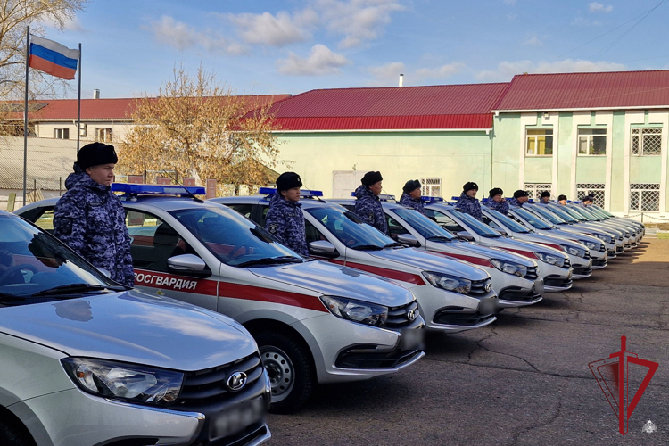 В Улан-Удэ росгвардейцам вручили новые служебные автомобили