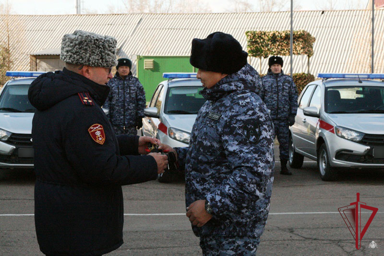 В Улан-Удэ росгвардейцам вручили новые служебные автомобили