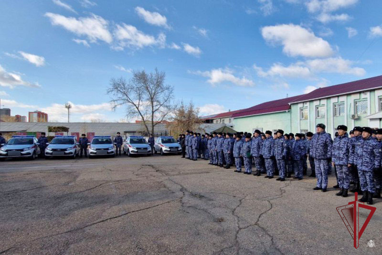 В Улан-Удэ росгвардейцам вручили новые служебные автомобили