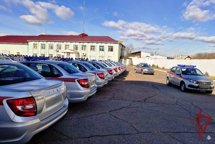 В Улан-Удэ росгвардейцам вручили новые служебные автомобили