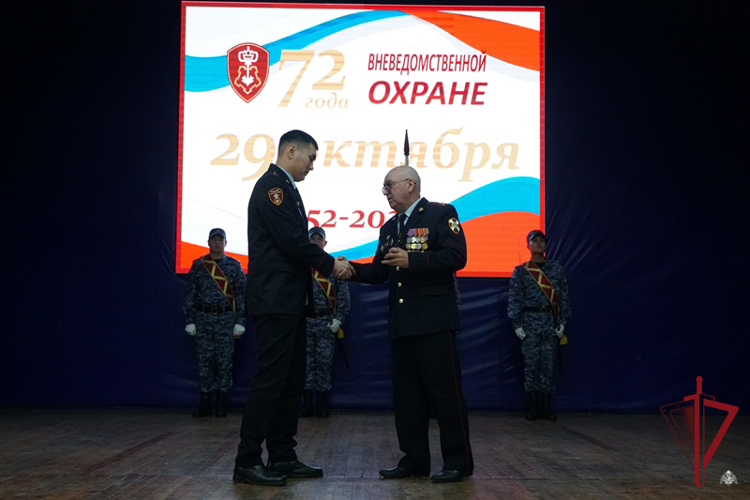 В Бурятии ко Дню вневедомственной охраны поощрили ветеранов и лучших сотрудников