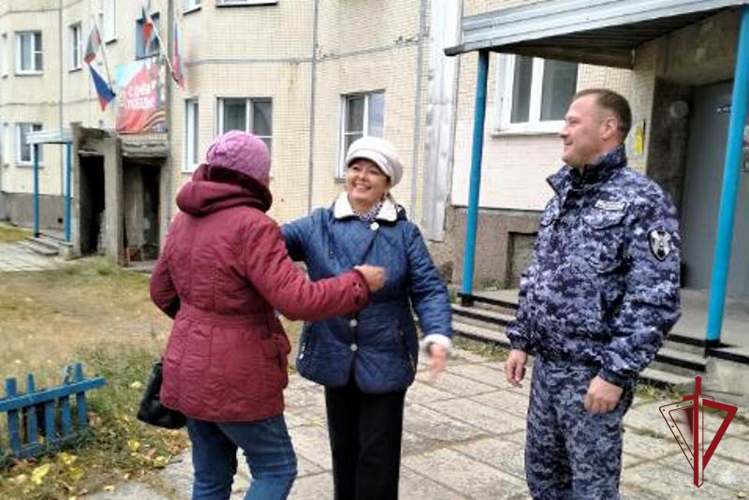 Росгвардейцы Бурятии поздравили ветеранов с праздником