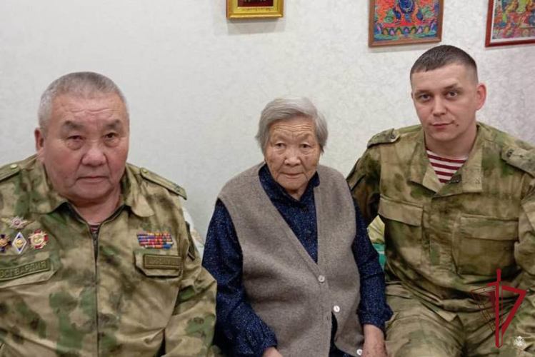 Росгвардейцы Бурятии поздравили ветеранов с праздником