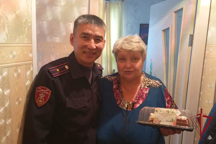 Росгвардейцы Бурятии поздравили ветеранов с праздником