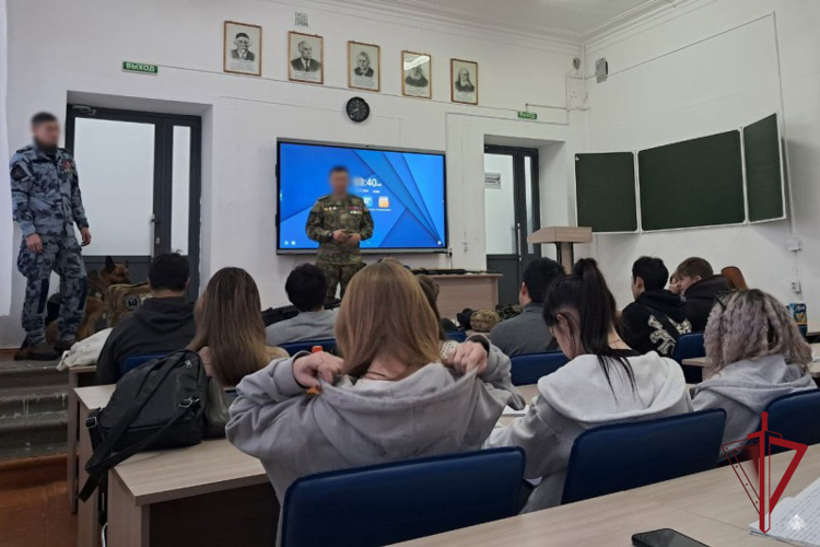 В преддверии Дня Героев Отечества бойцы спецподразделения Росгвардии провели патриотический урок