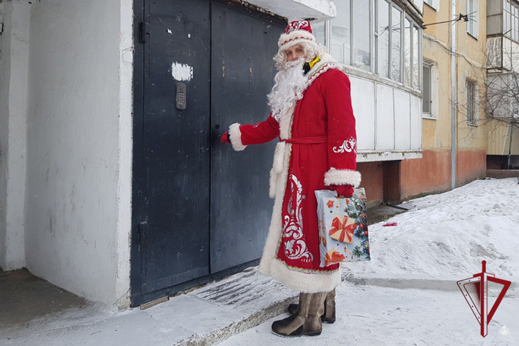 В Бурятии сотрудники вневедомственной охраны Росгвардии поздравили подшефных детей с Новым годом