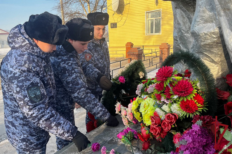 Росгвардейцы Бурятии возложили цветы в День Неизвестного Солдата