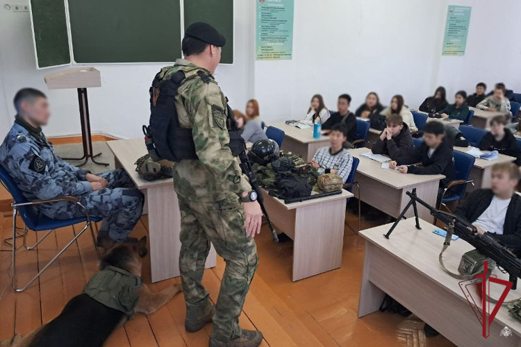 В преддверии Дня Героев Отечества бойцы спецподразделения Росгвардии провели патриотический урок