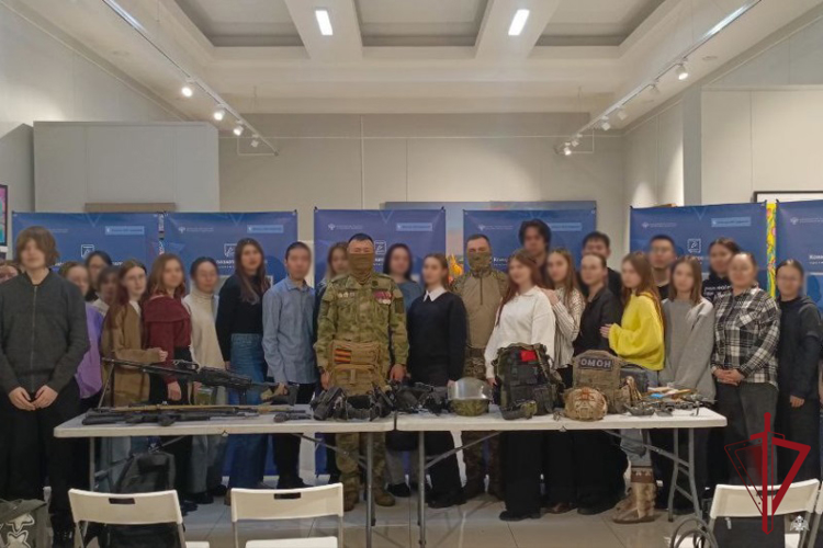 В Улан-Удэ росгвардейцы рассказали студентам  о  Конституции Российской Федерации