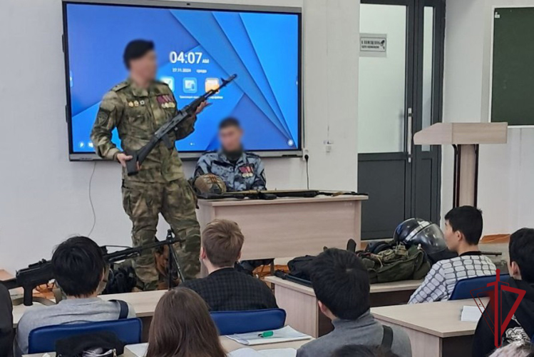 В преддверии Дня Героев Отечества бойцы спецподразделения Росгвардии провели патриотический урок