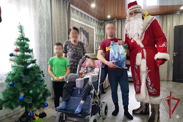 В Бурятии сотрудники вневедомственной охраны Росгвардии поздравили подшефных детей с Новым годом