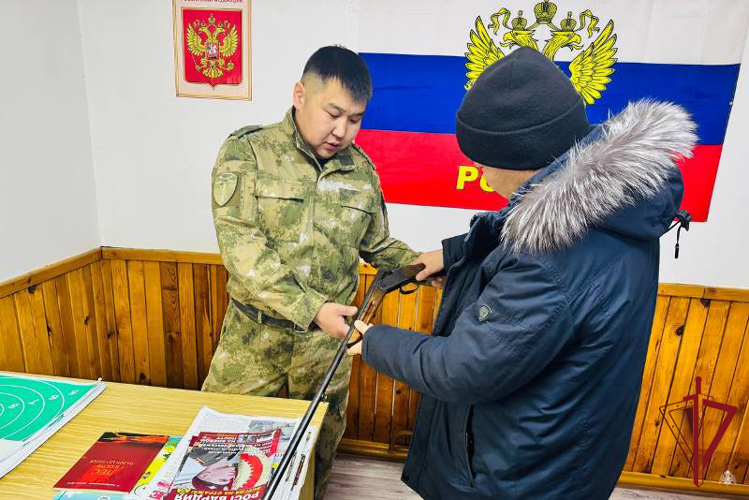 В Бурятии гражданин добровольно сдал найденное в лесу оружие
