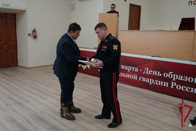 В Росгвардии поощрили граждан за передачу оружия в зону специальной военной операции