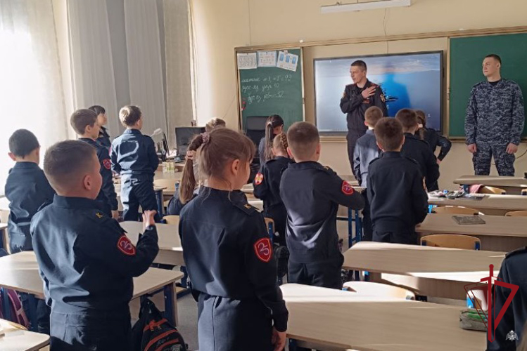 В Улан-Удэ росгвардейцы провели урок мужества для кадет