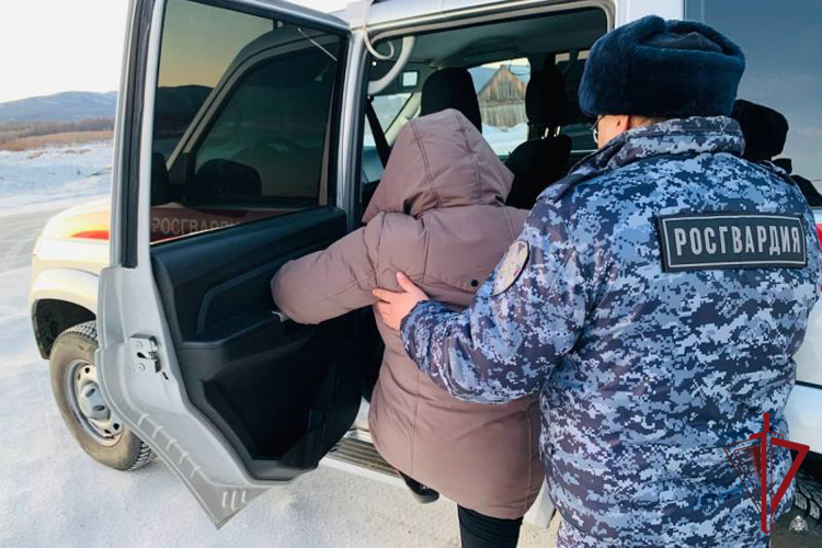 В Бурятии росгвардейцы задержали злоумышленницу, совершившую кражу алкоголя
