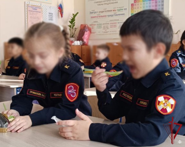 В Улан-Удэ росгвардейцы провели урок мужества для кадет