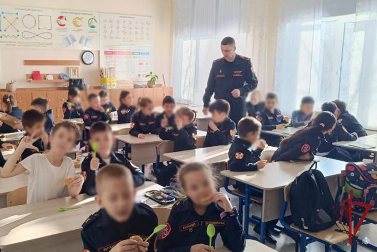 В Улан-Удэ росгвардейцы провели урок мужества для кадет