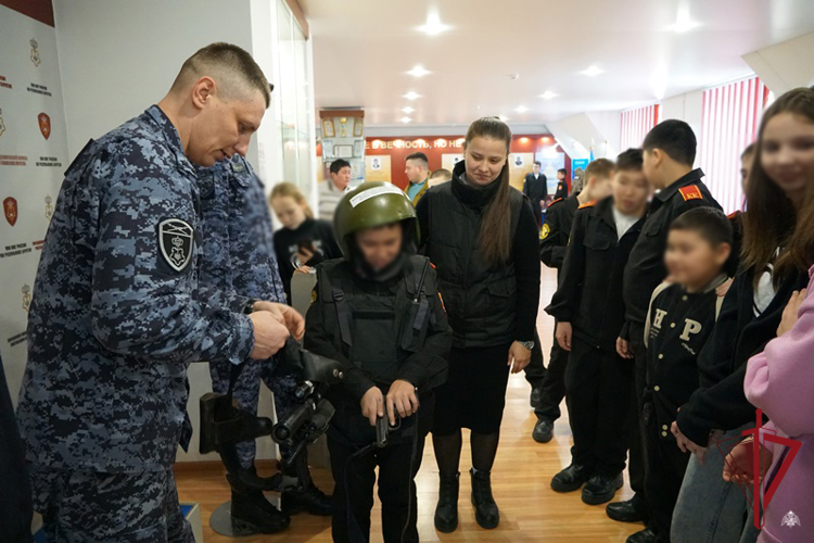 Школьники посетили Музей истории вневедомственной охраны Росгвардии в Улан-Удэ