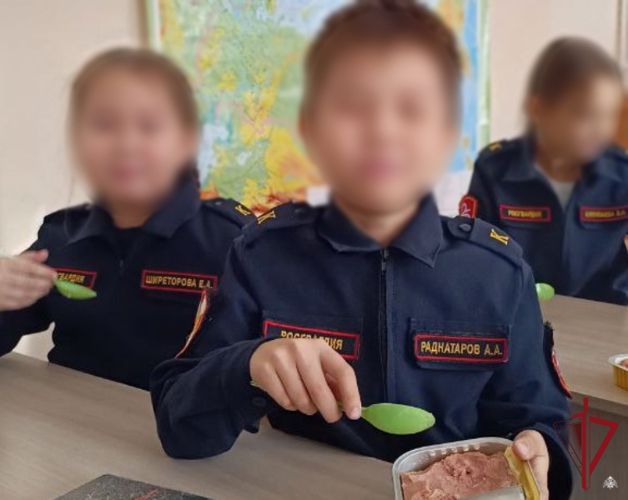 В Улан-Удэ росгвардейцы провели урок мужества для кадет