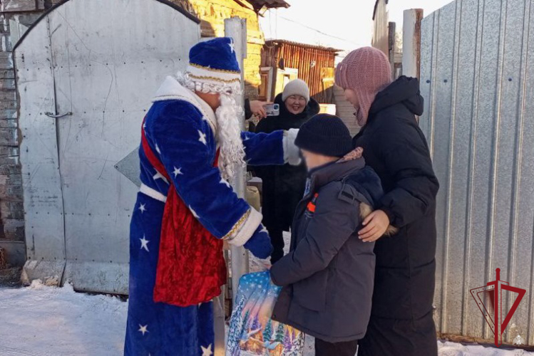 В Бурятии росгвардейцы исполнили новогоднее желание девочки в рамках акции «Ёлка желаний»
