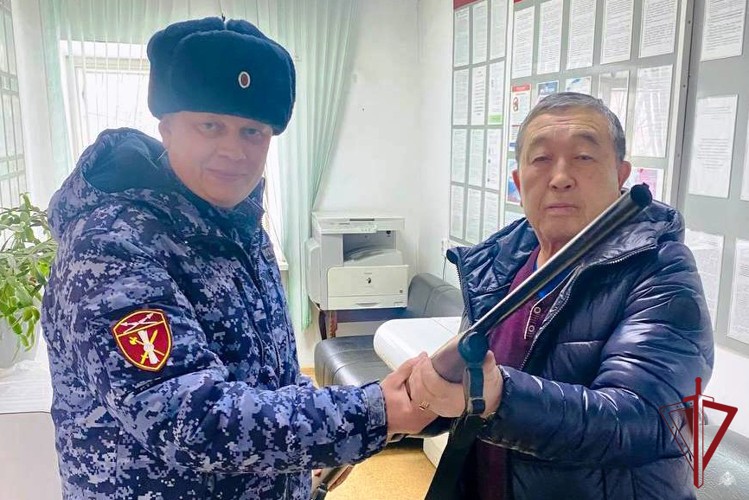 В Бурятии профессор передал ружьё бойцам на СВО