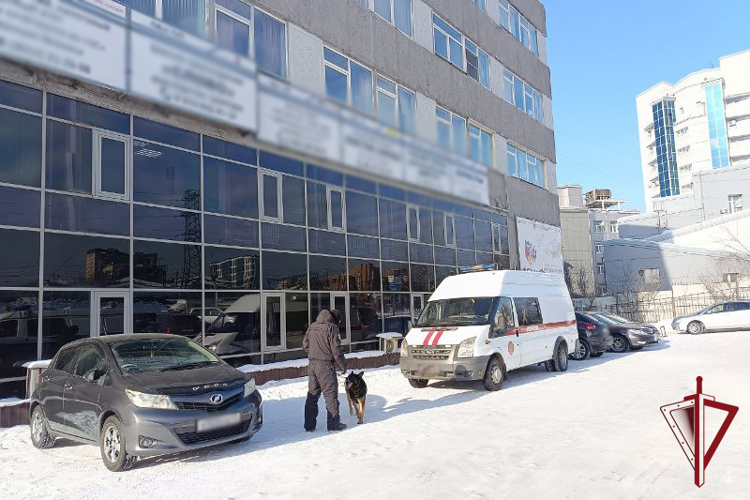 В Улан-Удэ взрывотехники Росгвардии произвели осмотр бесхозного пакета