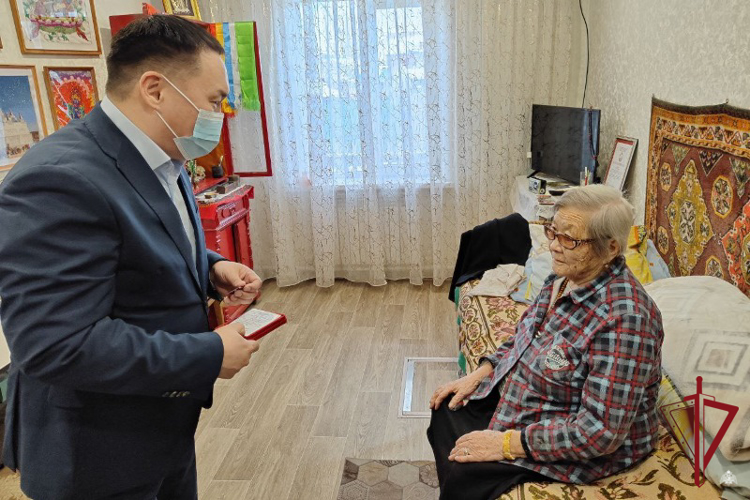 В Улан-Удэ труженице тыла вручили юбилейную медаль в честь 80-летия Победы в Великой Отечественной войне