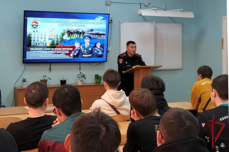 В Северобайкальске росгвардеец провел занятие по профориентации для студентов