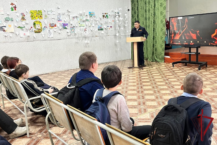 Росгвардейцы провели уроки мужества в школах Бурятии