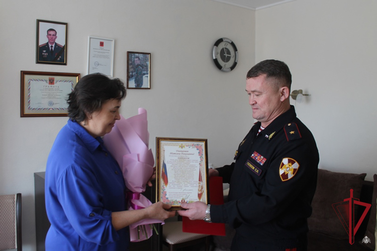 В Бурятии руководитель Управления Росгвардии поздравил с юбилеем маму Героя России, погибшего при исполнении воинского долга
