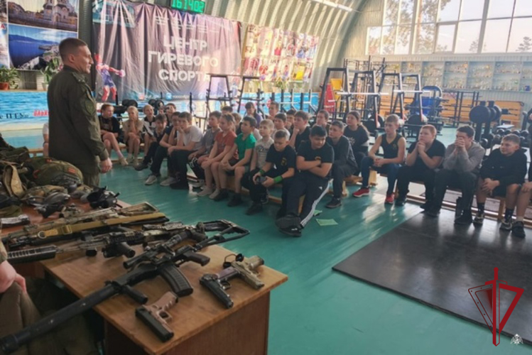 Сотрудник СОБР Росгвардии поделился опытом с юными спортсменами Бурятии