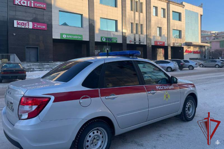 В Улан-Удэ росгвардейцы задержали подозреваемую в краже