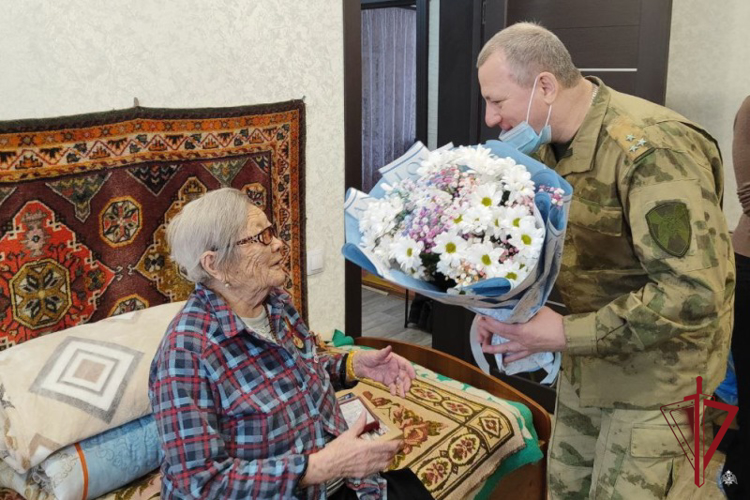В Улан-Удэ труженице тыла вручили юбилейную медаль в честь 80-летия Победы в Великой Отечественной войне