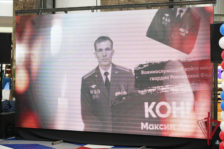 В Бурятии дочерям Героя России Максима Концова вручили значки «Мой папа – Герой»