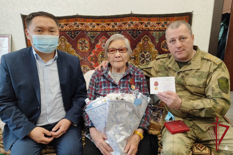 В Улан-Удэ труженице тыла вручили юбилейную медаль в честь 80-летия Победы в Великой Отечественной войне