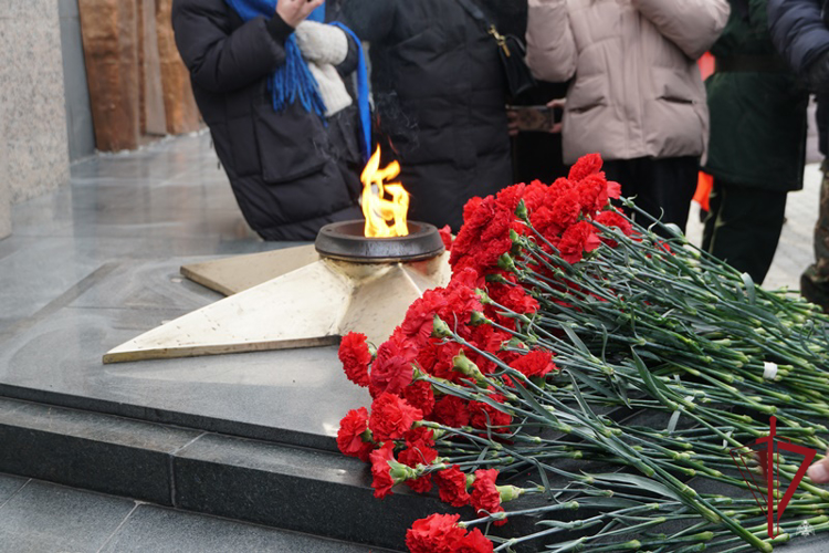 В Улан-Удэ начальник Управления Росгвардии принял участие в церемонии возложения цветов, посвященной Дню защитника Отечества