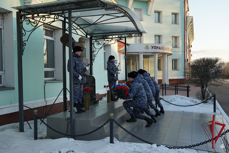 В Улан-Удэ начальник Управления Росгвардии принял участие в церемонии возложения цветов, посвященной Дню защитника Отечества