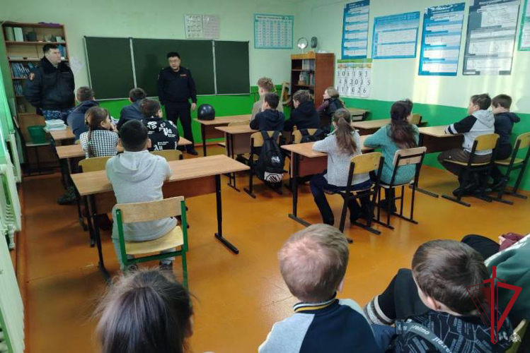 Уроки Мужества провели сотрудники вневедомственной охраны Росгвардии в Бурятии