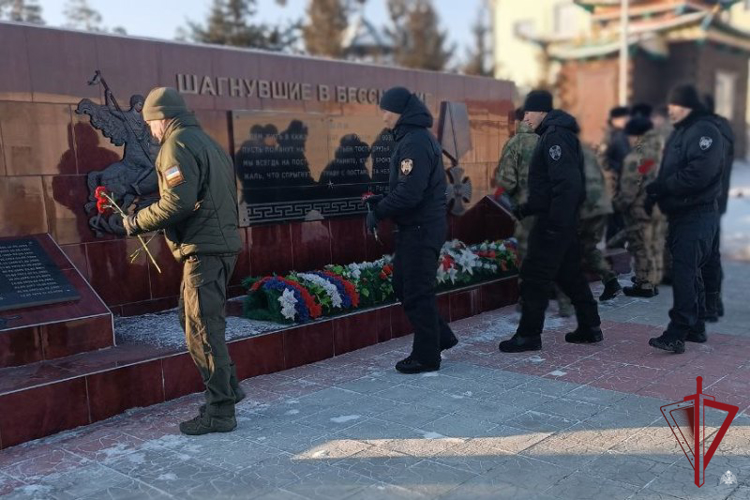 В Улан-Удэ начальник Управления Росгвардии принял участие в церемонии возложения цветов, посвященной Дню защитника Отечества